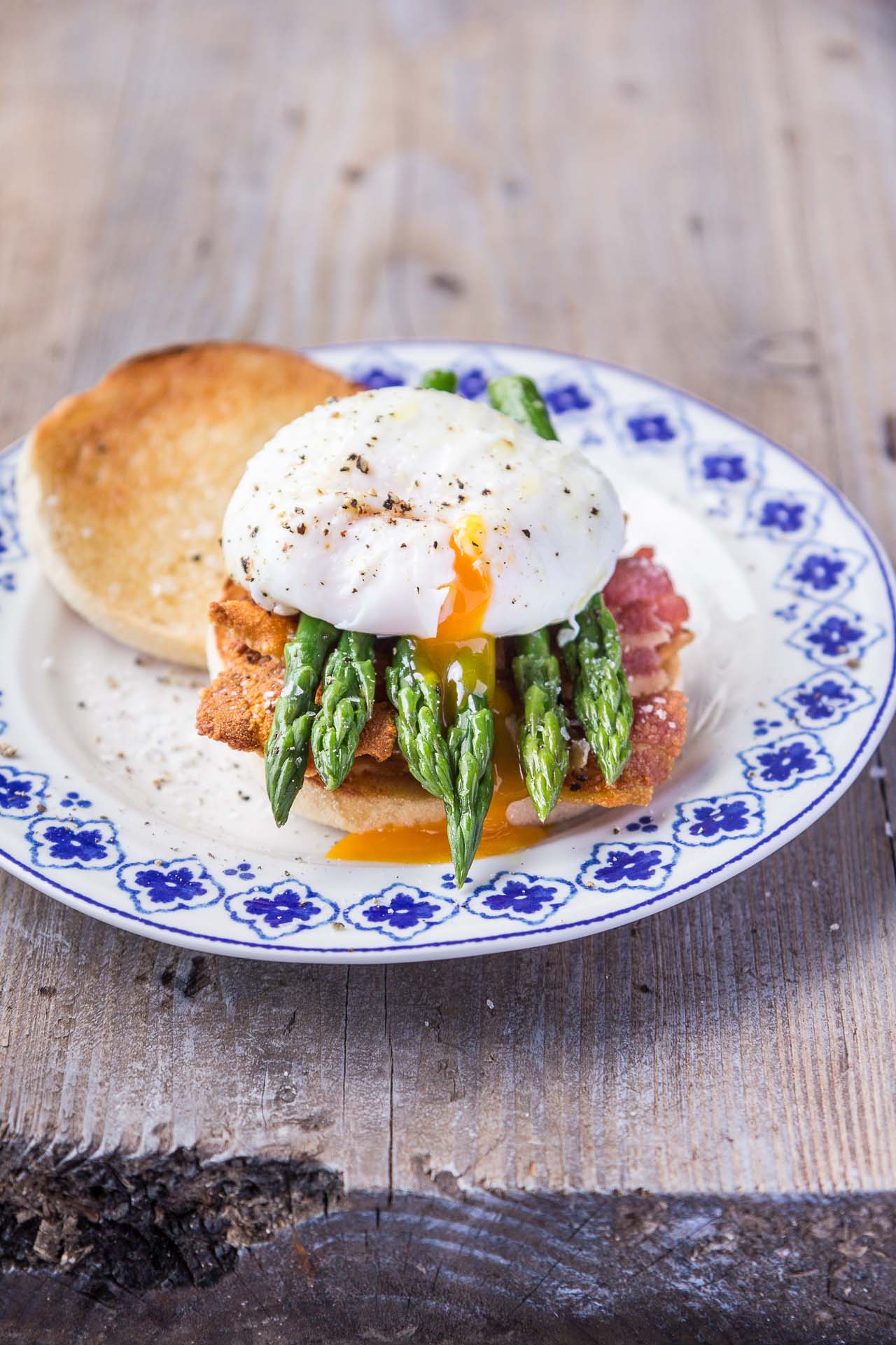 Brunch muffins with British asparagus, egg and bacon British Asparagus